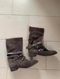 Stivali VERA GOMMA marroni con borchie e cinturini