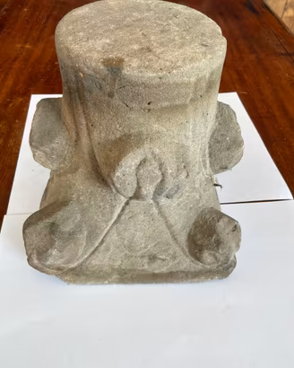 antico capitello in pietra