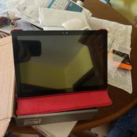 Tablet con custodia e tastiera Bluetooth