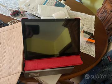 Tablet con custodia e tastiera Bluetooth