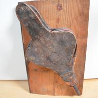 Quadro con mantice antico su asse di legno vecchia
