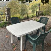 Tavolo di plastica con 4 sedie