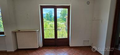 Infissi usati in legno massello con vetri
