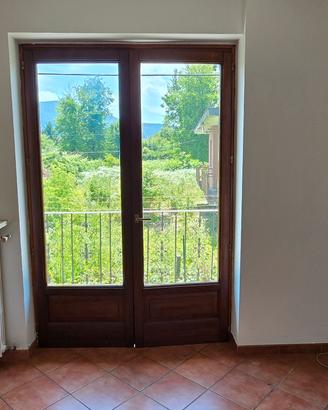 Infissi usati in legno massello con vetri
