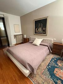 Letto king size con testata e giro letto in pelle