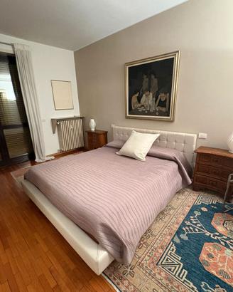 Letto king size con testata e giro letto in pelle