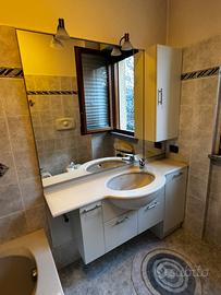Mobile bagno con specchio e faretti
