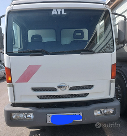 Nissan Atleon camion in perfette condizioni