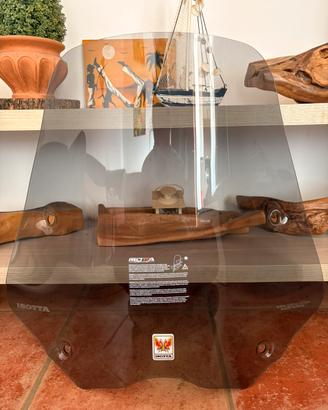 Parabrezza Isotta fumé per moto/scooter