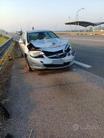 Opel Astra incidentata