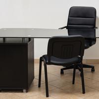 Scrivania moderna con top in vetro temperato