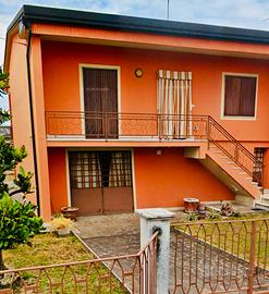 Villa bifamiliare indipendente + giardino e garage