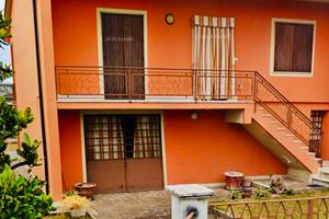 Villa bifamiliare indipendente + giardino e garage