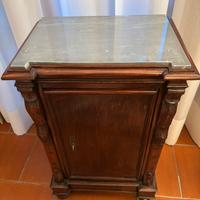 Conodino in legno intagliato
