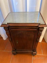 Conodino in legno intagliato