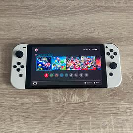 Nintendo Switch OLED 64 GB Bianca + Custodia