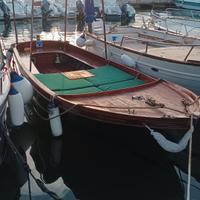 barca in legno con motore entribordo
