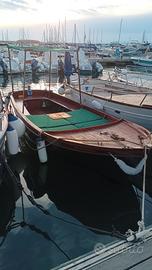 barca in legno con motore entribordo