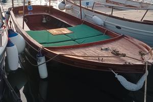 barca in legno con motore entribordo