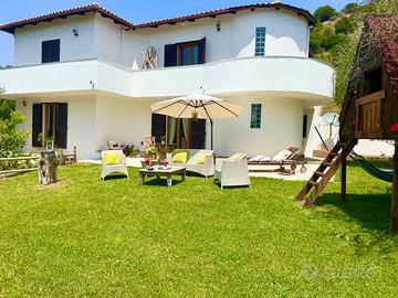 Villa immersa nel verde