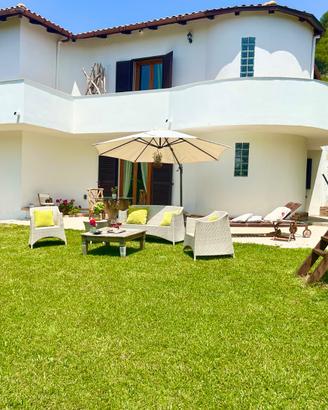 Villa immersa nel verde