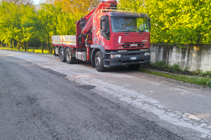 Iveco con gru fassi e impianto jolly word