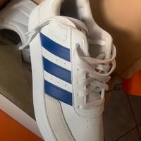 Scappa adidas nuove con la etichetta