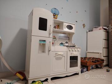 Cucina giocattolo in legno