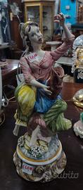 Statua Donna in Abiti Tradizionali con Brocca e Fi