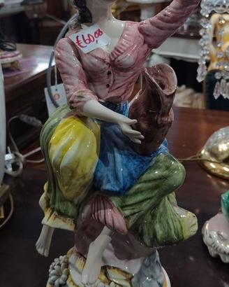 Statua Donna in Abiti Tradizionali con Brocca e Fi