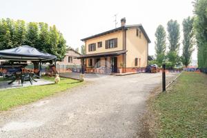 PORZIONE DI BIFAMILIARE A SAN CESARIO SUL PANARO