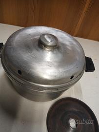 Vecchia, pentola, fornetto per cottura torte e alt