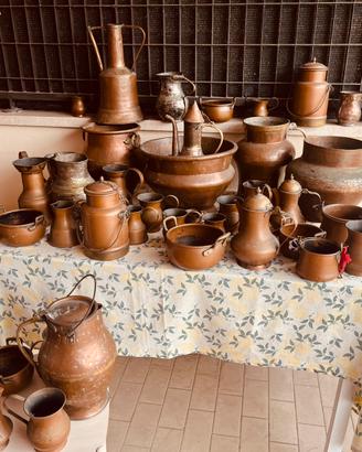 Stock di vasi di rame ornamentali