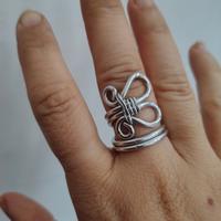 Anello farfalla fatto a mano in filo di alluminio