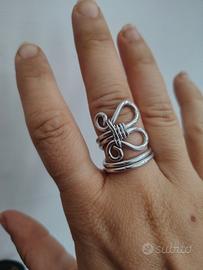 Anello farfalla fatto a mano in filo di alluminio