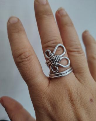 Anello farfalla fatto a mano in filo di alluminio