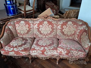 set di due divani con quattro poltrone