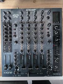 Console DJ (mixer Xone92 + controller Traktor)
