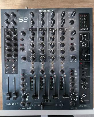 Console DJ (mixer Xone92 + controller Traktor)