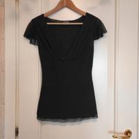 Blusa nera con scollo a v
