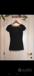 Blusa nera con scollo a v