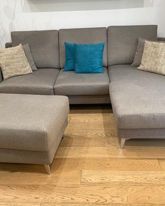 Divano con chaise longue reversibile e pouf