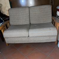 Divano 2 posti in tessuto con struttura in legno