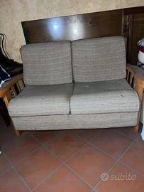 Divano 2 posti in tessuto con struttura in legno