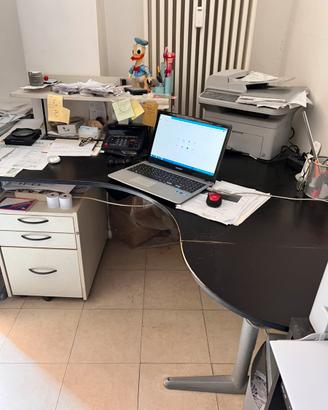Scrivania  con cassettiera e rianzosu scrivania
