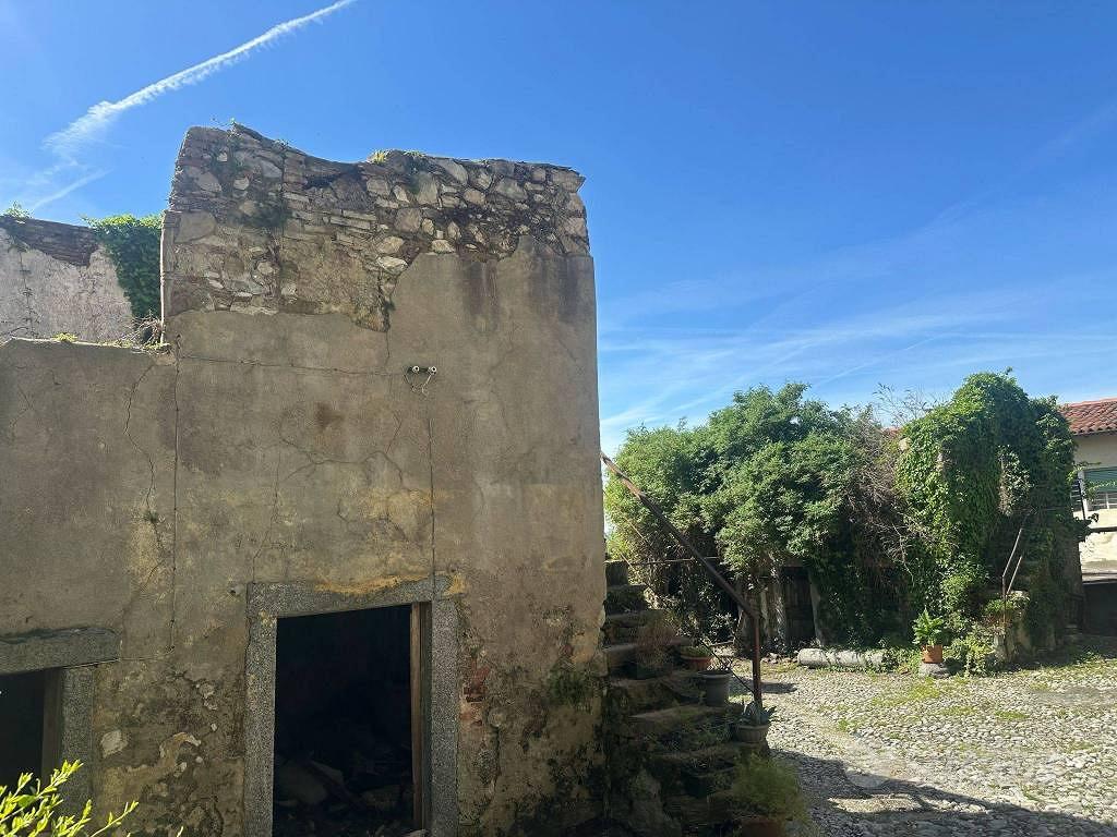 Rustico / Casale di 200 m² con più di 5 locali a C - Altro