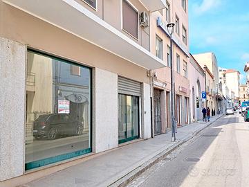 Locale commerciale con ampie vetrate