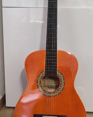 Chitarra acustica con accordatore