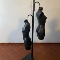 colonna con coppia manichini