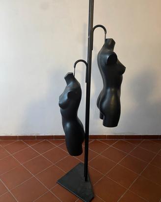 colonna con coppia manichini